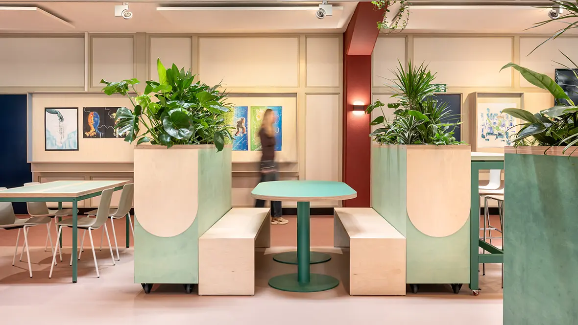 Vituscollege met Forbo modul'up loslegvloer over bestaande vloer gelegd in de aula